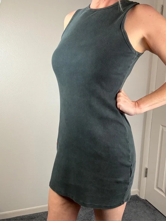 Ribbed sleeveless bodycon tank dress, feat. figure-hugging silhouette size Large - Picture 3 of 10
